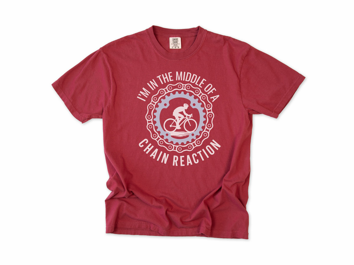 Funny cycling T-shirt in Chili, 'I'm in the middle of a chain reaction', a cyclist in a chainring, for road cyclists
